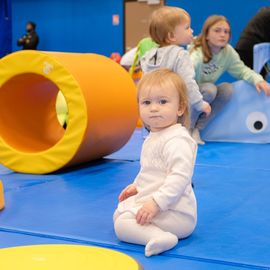 Pour donner aux parents la possibilité de faire du sport sans organiser la garde des enfants, le service des Sports donne rendez-vous aux familles de 9h à 12h, un samedi par mois: renforcement musculaire, Pilates, step, Zumba, pour les adultes... et escalade ou jeux de plein air pour les enfants de 3 à 11 ans.[Photos Sylvie Grima]