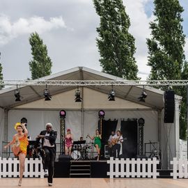 Une journée de fête pour les Seniors avec déjeuner festif abrité, spectacles et musique, dans une ambiance de guinguette conviviale et champêtre!