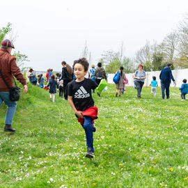 Samedi 6 avril, il n'y avait pas une mais 2 chasses aux œufs à Villejuif: la Chasse aux œufs solidaire du Secours Populaire, dans le parc des Hautes-Bruyères, avec des animations et jeux pour tous toute la journée, avec la participation de la Ludomobile.La chasse aux œufs dans le jardin partagé de la résidence Botanic Parc, un moment de rencontre et d'échanges entre voisins et de découverte du jardin pour certains. [photos Xiwen Wang / Alex Bonnemaison]