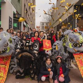 Un mois de janvier ponctué de festivités internationales: > Nouvel an berbère à la MPT Gérard Philipe avec poésie, musique, débats... permettant de mettre en valeurs les cultures Touarègue et berbère.> Nouvel an chinois et vietnamien dans le centre-ville organisé par la Pharmacie de la Mairie avec une superbe Danse du dragon> Nouvel an vietnamien à la MPT Gérard-Philipe avec spectacles, danses, arts martiaux, gastronomie... organisé par l’association Hoa Hiep Vong Tay Nhan Ai.[Photos Xiwen Wang]