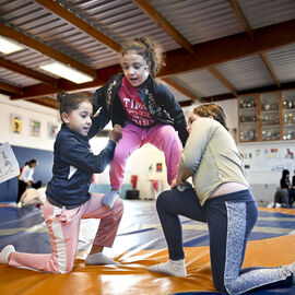 Hip-hop, trampoline, rugby, frisbee, pyramides humaines... Les vacances d'automne ont été sportives, et renversantes pour les jeunes villejuifois qui ont participé aux stages proposés par les services municipaux pendant ces vacances d'automne. [photos Lucile Cubin / Direction de la Communication]
