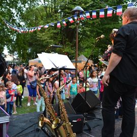 La liesse populaire du 13 juillet à Villejuif avec la guinguette, le bal variétés et le feu d'artifice de retour au parc Pablo Neruda.