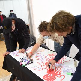 Avec  de  nombreux·ses  artistes  de  l’écriture,  du  dessin  et  de  bien  d’autres  disciplines,  des  penseur·euse·s,   les   acteurs   culturels   du   territoire  et  les  deux  librairies  villejuifoises,  ce  festival est une invitation à la création, au partage et à l’expérimentation