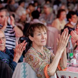 Une journée de fête pour les Seniors avec déjeuner festif abrité, spectacles et musique, dans une ambiance de guinguette conviviale et champêtre!