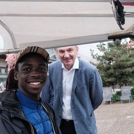 Une centaine de nouveaux Villejuifois, parmi lesquels de nombreuses jeunes familles, se sont retrouvées devant la médiathèque samedi 1er octobre pour visiter leur nouvelle ville (ballade en Tuk-tuk et visite du Théâtre...), recevoir leur kit de bienvenue et rencontrer leurs élu·e·s et partager leurs problématiques quotidiennes.[Photos Sylvie Grima]