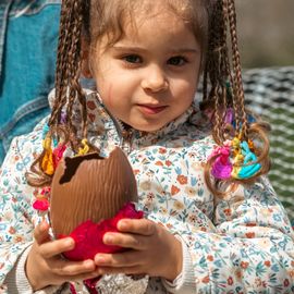 La traditionnelle chasse aux œufs du Secours populaire a encore eu du succès auprès des enfants, malgré la météo capricieuse. Une centaine de bambins bottés, de nombreux Villejuifois, bénévoles et l'équipe de la ludomobile, étaient de la partie de chasse pour financer une mission internationale. [photos: Xiwen Wang]