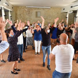 Zoom sur 2 temps forts de cette Semaine nationale des seniors: le spectacle de la compagnie de théâtre les Sans Âge, et la guinguette de clôture.