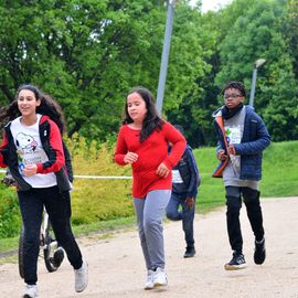 Le 9 mai, les collégiens ont couru dans le parc des Hautes Bruyères au profit de l'association Action Contre la Faim.Les élèves devaient rechercher des parrains (familles, voisins, proches, etc) qui les sponsorisent pour la course, en fonction du nombre de tours effectués!