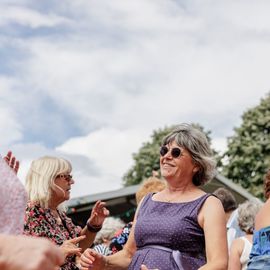 Une journée de fête pour les Seniors avec déjeuner festif abrité, spectacles et musique, dans une ambiance de guinguette conviviale et champêtre!