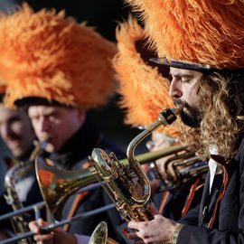 Vous étiez plusieurs centaines samedi 2 décembre à braver le froid pour célébrer la mémoire de ce quartier bientôt transformé : exposition, goûter, fanfare, projections géantes, et impressionnante traversée du quartier sur un fil tendu à 27m de haut![photos Alex Bonnemaison]