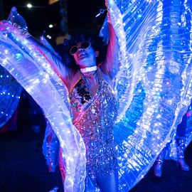 Retour en images sur le Marché de Noël en centre-ville samedi et dimanche, avec ses nombreuses animations organisées par la Ville et l'association Les commerçants de Villejuif: fanfares, Père Noël, cracheurs de feu, spectacle lumineux...[photos Xiwen Wang / Direction de la communication]