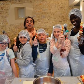 Des dizaines d'élèves d'élémentaires réunis pour la désormais traditionnelle Disco-soupe! Le principe: cuisiner à partir d'aliments invendus récupérés auprès des commerçants de la Ville. 