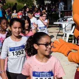 Une grande fête du sport avec près de 1500 coureur·se·s sur les 5/10km, courses jeunes et familles.Les vainqueurs des 10km ont battu le record de l'épreuve, avec la 8e meilleure performance mondiale chez les femmes!1700 euros ont été reversés à l’association Une maison au cœur de la vie, qui vient en aide aux familles dont les enfants sont hospitalisés à l’Institut Gustave-Roussy. Un grand merci aux 150 bénévoles, aux associations villejuifoises, et à tous les services de la ville.[Photos ©Anja Simonet / ©Raphaël Garnier]