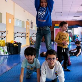 Zoom sur 3 activités enfance et jeunesse:▪️ Surf à Paris▪️ Initiation au pilotage de drones▪️ Sortie à la Ferme Pédagogique[Photos Alex Bonnemaison / Anja Simonet / Xiwen Wang]