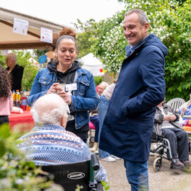 Samedi 17 mai, l’Hôpital Paul Brousse proposait un moment festif ouvert à tous : la fête de la gériatrie.L’occasion pour les patients et leurs familles de se partager un après-midi riche en rencontres et animations : parcours olympique, tir à l’arc, animation musicale, jeux en bois, maquillage, coiffure.. mais aussi buvette, brocante, tombola, stands d’artisanat et buvette ! [photos Xiwen Wang]