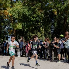 Avec près de 800 coureur·se·s et marcheur·se·s le matin et autant de jeunes et de familles l'après-midi, cette 34e édition a été de nouveau un événement sportif majeur à Villejuif et une journée de fête dans le parc des hautes-Bruyères baigné par le soleil d'automne !