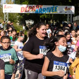 Une grande fête du sport avec près de 1500 coureur·se·s sur les 5/10km, courses jeunes et familles.Les vainqueurs des 10km ont battu le record de l'épreuve, avec la 8e meilleure performance mondiale chez les femmes!1700 euros ont été reversés à l’association Une maison au cœur de la vie, qui vient en aide aux familles dont les enfants sont hospitalisés à l’Institut Gustave-Roussy. Un grand merci aux 150 bénévoles, aux associations villejuifoises, et à tous les services de la ville.[Photos ©Anja Simonet / ©Raphaël Garnier]