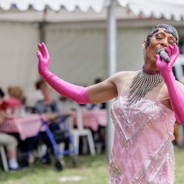 Une journée de fête pour les Seniors avec déjeuner festif abrité, spectacles et musique, dans une ambiance de guinguette conviviale et champêtre!