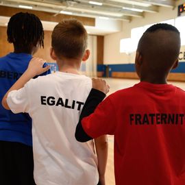 Le service des Sports de la Ville organisait cette semaine un tournoi de football autour de l’Égalité et de la Fraternité. L’occasion pour les enfants de tester leurs aptitudes sportives et leurs valeurs républicaines. [Photos Lucile Cubin]
