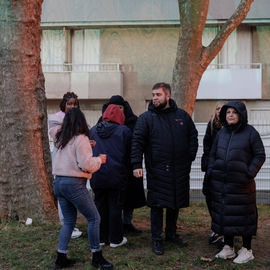 Vous étiez plusieurs centaines samedi 2 décembre à braver le froid pour célébrer la mémoire de ce quartier bientôt transformé : exposition, goûter, fanfare, projections géantes, et impressionnante traversée du quartier sur un fil tendu à 27m de haut![photos Alex Bonnemaison]