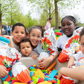 Samedi 6 avril, il n'y avait pas une mais 2 chasses aux œufs à Villejuif: la Chasse aux œufs solidaire du Secours Populaire, dans le parc des Hautes-Bruyères, avec des animations et jeux pour tous toute la journée, avec la participation de la Ludomobile.La chasse aux œufs dans le jardin partagé de la résidence Botanic Parc, un moment de rencontre et d'échanges entre voisins et de découverte du jardin pour certains. [photos Xiwen Wang / Alex Bonnemaison]