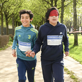 Dans le cadre de la semaine olympique et paralympique, mardi 2 avril, une centaine d’élèves de 6e de 4 collèges de Villejuif ont organisé dans le parc des hautes Bruyères une course en binôme avec un élève-guideur et un élève-guidé, les yeux masqués pour simuler le handicap. La course contre la faim vise à récolter des fonds pour Action contre la faim, pour des projets alimentaires dans le cadre de la solidarité internationale. [photos Lucile Cubin]