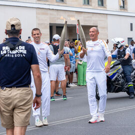 Sportifs amateurs, entrepreneurs, para-athlètes... ils étaient 15, sur la portion villejuifoise du parcours, à se relayer pour porter la flamme olympique des Jeux de Paris 2024.  [photos Sylvie Grima, Xiwen Wang, Lucile Cubin, direction de la Communication]