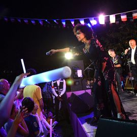 La liesse populaire du 13 juillet à Villejuif avec la guinguette, le bal variétés et le feu d'artifice de retour au parc Pablo Neruda.