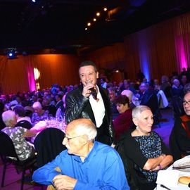 Danse ou spectacle, mais toujours autour d'un repas festif, 2 façons de se retrouver et commencer l'année dans la joie et la convivialité.