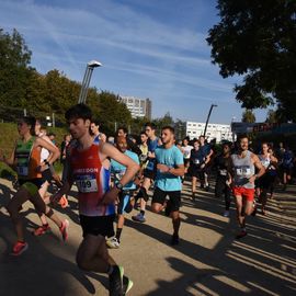 Une grande fête du sport avec près de 1500 coureur·se·s sur les 5/10km, courses jeunes et familles.Les vainqueurs des 10km ont battu le record de l'épreuve, avec la 8e meilleure performance mondiale chez les femmes!1700 euros ont été reversés à l’association Une maison au cœur de la vie, qui vient en aide aux familles dont les enfants sont hospitalisés à l’Institut Gustave-Roussy. Un grand merci aux 150 bénévoles, aux associations villejuifoises, et à tous les services de la ville.[Photos ©Anja Simonet / ©Raphaël Garnier]