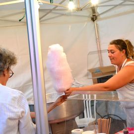 La liesse populaire du 13 juillet à Villejuif avec la guinguette, le bal variétés et le feu d'artifice de retour au parc Pablo Neruda.