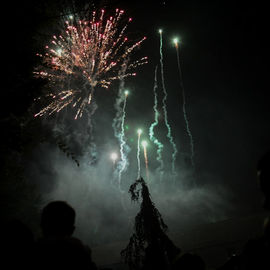 La liesse populaire du 13 juillet à Villejuif avec la guinguette, le bal variétés et le feu d'artifice de retour au parc Pablo Neruda.