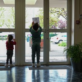 Zoom sur 3 activités enfance et jeunesse:▪️ Surf à Paris▪️ Initiation au pilotage de drones▪️ Sortie à la Ferme Pédagogique[Photos Alex Bonnemaison / Anja Simonet / Xiwen Wang]