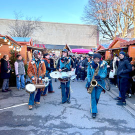 Retour en images sur le Marché de Noël en centre-ville samedi et dimanche, avec ses nombreuses animations organisées par la Ville et l'association Les commerçants de Villejuif: fanfares, Père Noël, cracheurs de feu, spectacle lumineux...[photos Xiwen Wang / Direction de la communication]