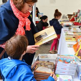 La littérature jeunesse à l'honneur avec au programme des dédicaces, des ateliers (pop-up, illustration, récit), des jeux et la remise des prix Lire et Elire décernés par 1000 élèves de Villejuif.