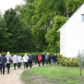 Les traditionnelles sorties d'automne emmenaient cette année une centaine de Seniors de Villejuif direction le Nord-Est, pour une escapade dans l'Aisne.Au programme : visite guidée du Domaine des Princes, à Condé en Brie, sabrage du champagne et dégustation, déjeuner en musique et flânerie dans le parc au cœur du village.[Photos Anja Simonet]