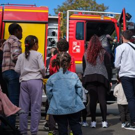 Escalader la grande échelle, traverser un tunnel enfumé, manier la lance à incendie, s'initier aux gestes de 1ers secours ou monter dans un vrai camion de pompier... les portes ouvertes du centre de secours de Villejuif ont ouvert un monde merveilleux aux petits et grands venus découvrir ce lieu emblématique !