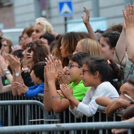 Des centaines de spectateurs massés devant la scène pour chanter avec Lisandro Cuxi, François Feldman etJoniece Jamison, danser avec le Staries Show ou applaudir le travail des musiciens et danseurs la MPT Gérard-Philipe et des Conservatoires.