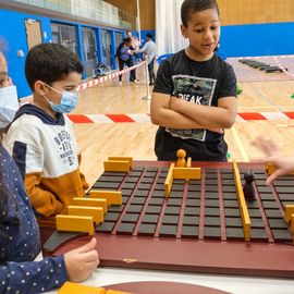 Pour donner aux parents la possibilité de faire du sport sans organiser la garde des enfants, le service des Sports donne rendez-vous aux familles de 9h à 12h, un samedi par mois: renforcement musculaire, Pilates, step, Zumba, pour les adultes... et escalade ou jeux de plein air pour les enfants de 3 à 11 ans.[Photos Sylvie Grima]