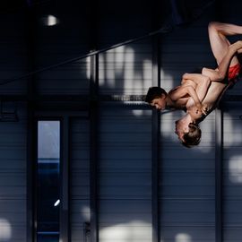 Le 13 mai se déroulait la grande soirée Plongeon au stade nautique à l'occasion de l'inauguration des nouveaux plongeoirs. Au programme : initiation pour les plus courageux·ses, et démonstrations des plongeurs·ses de l'Equipe de France et de Gary Hunt, meilleur plongeur du Monde de l'extrême.[Photos Alex Bonnemaison]