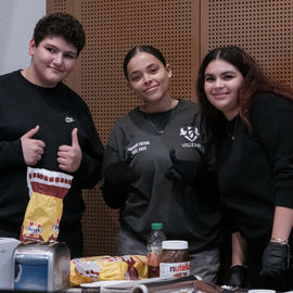 Le tournoi solidaire de Noël au profit des associations 94e Rue, Binkadi-so et Yacine Adli a encore été un franc succès cette année. Sur 3 jours, près de 1130 jeunes de 10 à 25 ont pu s'affronter sur le terrain de la halle Colette-Besson. Les matchs furent intenses mais le fair-play était aussi mis en valeur puisque des trophées ont été attribués aux joueurs et aux équipes représentant le plus les valeurs du sport![photos Sylvie Grima / Xiwen Wang]