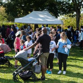 Une grande fête du sport avec près de 1500 coureur·se·s sur les 5/10km, courses jeunes et familles.Les vainqueurs des 10km ont battu le record de l'épreuve, avec la 8e meilleure performance mondiale chez les femmes!1700 euros ont été reversés à l’association Une maison au cœur de la vie, qui vient en aide aux familles dont les enfants sont hospitalisés à l’Institut Gustave-Roussy. Un grand merci aux 150 bénévoles, aux associations villejuifoises, et à tous les services de la ville.[Photos ©Anja Simonet / ©Raphaël Garnier]