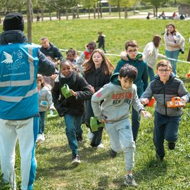 La traditionnelle chasse aux œufs du Secours populaire a encore eu du succès auprès des enfants, malgré la météo capricieuse. Une centaine de bambins bottés, de nombreux Villejuifois, bénévoles et l'équipe de la ludomobile, étaient de la partie de chasse pour financer une mission internationale. [photos: Xiwen Wang]