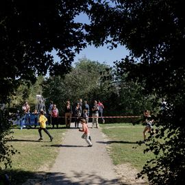 Avec près de 800 coureur·se·s et marcheur·se·s le matin et autant de jeunes et de familles l'après-midi, cette 34e édition a été de nouveau un événement sportif majeur à Villejuif et une journée de fête dans le parc des hautes-Bruyères baigné par le soleil d'automne !