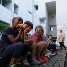 Proposées par les habitants dans le cadre de Villejuif respire, les fêtes de quartier Hautes-Bruyères et Lebon-Lamartine, samedi 27 août, ont permis aux habitants de prolonger les vacances d'été ou de se retrouver pour celles et ceux qui revenaient de congés.[Photos Sylvie Grima]