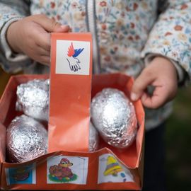 La traditionnelle chasse aux œufs du Secours populaire a encore eu du succès auprès des enfants, malgré la météo capricieuse. Une centaine de bambins bottés, de nombreux Villejuifois, bénévoles et l'équipe de la ludomobile, étaient de la partie de chasse pour financer une mission internationale. [photos: Xiwen Wang]