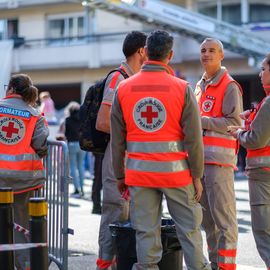 Escalader la grande échelle, traverser un tunnel enfumé, manier la lance à incendie, s'initier aux gestes de 1ers secours ou monter dans un vrai camion de pompier... les portes ouvertes du centre de secours de Villejuif ont ouvert un monde merveilleux aux petits et grands venus découvrir ce lieu emblématique !