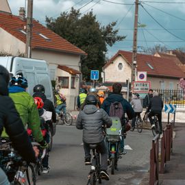 Au soleil, en musique et en gravel, cargo, VAE ou VTT... une trentaine de personnes a participé ce samedi à la première balade à vélo organisée par la nouvelle antenne de Villejuif de l'association MDB - Mieux se déplacer à Bicyclette. 2 heures à explorer les rues de la ville à vélo, découvrir de nouveaux itinéraires et identifier des points difficiles, avant de partager un apéritif collaboratif.  [photos Xiwen Wang]