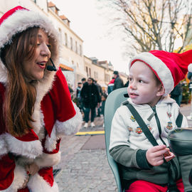 Retour en images sur le Marché de Noël en centre-ville samedi et dimanche, avec ses nombreuses animations organisées par la Ville et l'association Les commerçants de Villejuif: fanfares, Père Noël, cracheurs de feu, spectacle lumineux...[photos Xiwen Wang / Direction de la communication]