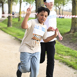 Dans le cadre de la semaine olympique et paralympique, mardi 2 avril, une centaine d’élèves de 6e de 4 collèges de Villejuif ont organisé dans le parc des hautes Bruyères une course en binôme avec un élève-guideur et un élève-guidé, les yeux masqués pour simuler le handicap. La course contre la faim vise à récolter des fonds pour Action contre la faim, pour des projets alimentaires dans le cadre de la solidarité internationale. [photos Lucile Cubin]